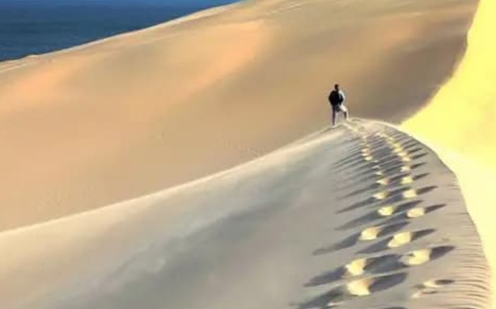 Tại sao con người không thể đi theo đường thẳng sau khi bị lạc trong sa mạc? Chuyên gia: Càng đi thẳng càng khó thoát ra