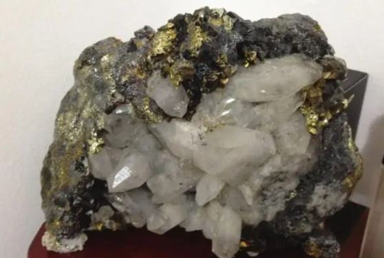 Người đàn ông nhặt được 1 viên đá đen ngoài đồng, định giá mới biết cả tỷ đồng!