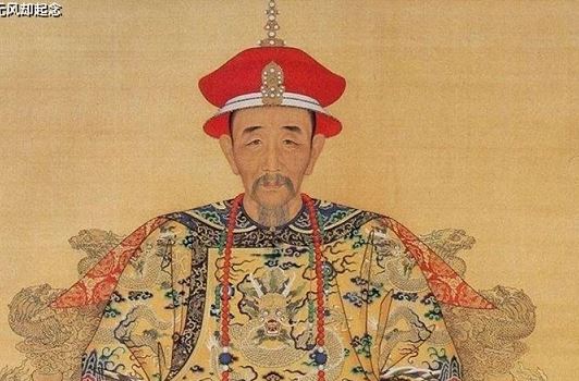 Khi viếng mộ Khổng Tử, Hoàng đế Khang Hi chỉ quỳ lạy khi một vị đại thần che đi một chữ trên bia mộ: Đó là chữ gì?