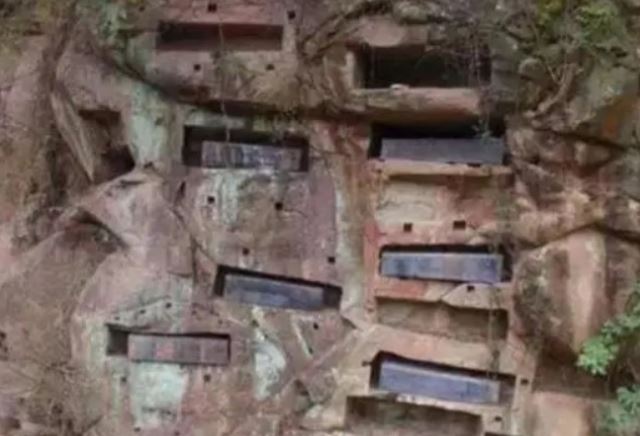 Bí ẩn cách treo quan tài trên vách đá? Các chuyên gia treo giải 1,3 tỷ, cụ nông dân đưa ra đáp án 'trúng phóc'!