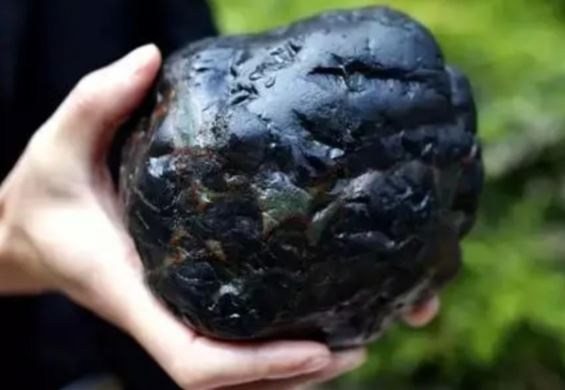 Cô gái 5 năm đi bộ hơn 100.000 km nhặt 800kg loại đá đắt hơn cả kim cương, giá trị không đong đếm được!