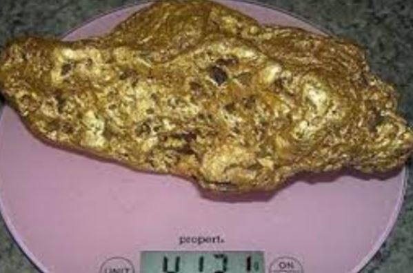 Anh công nhân lái máy xúc đào trúng 'cục đá', hóa ra là thỏi vàng nguyên khối gần 10 tỷ, lớn nhất thế giới