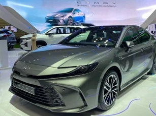 Toyota Camry 2025 ra mắt tại Việt Nam kèm giá bán gây bất ngờ, thừa sức hạ gục Mazda 6