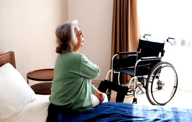 Bi kịch gia đình giàu có: Đẩy mẹ già ra đường, vợ chồng nhận quả báo đau đớn chỉ sau vài ngày