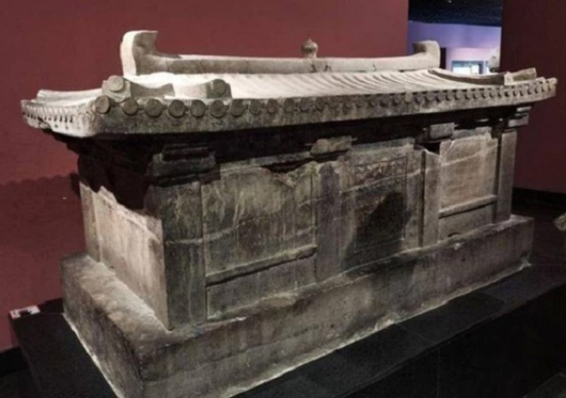 Bật nắp quan tài khắc lời nguyền ai mở sẽ chết, chuyên gia bàng hoàng trước cành tượng bên trong