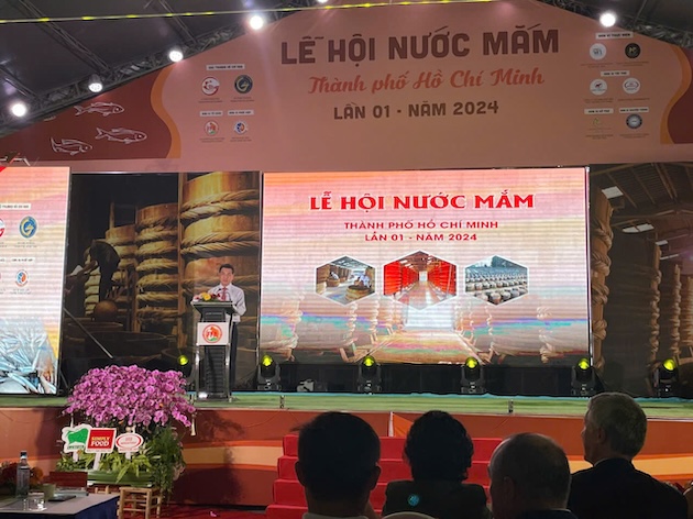 Đầu bếp nước ngoài đến Việt Nam chế biến món ăn với nước mắm