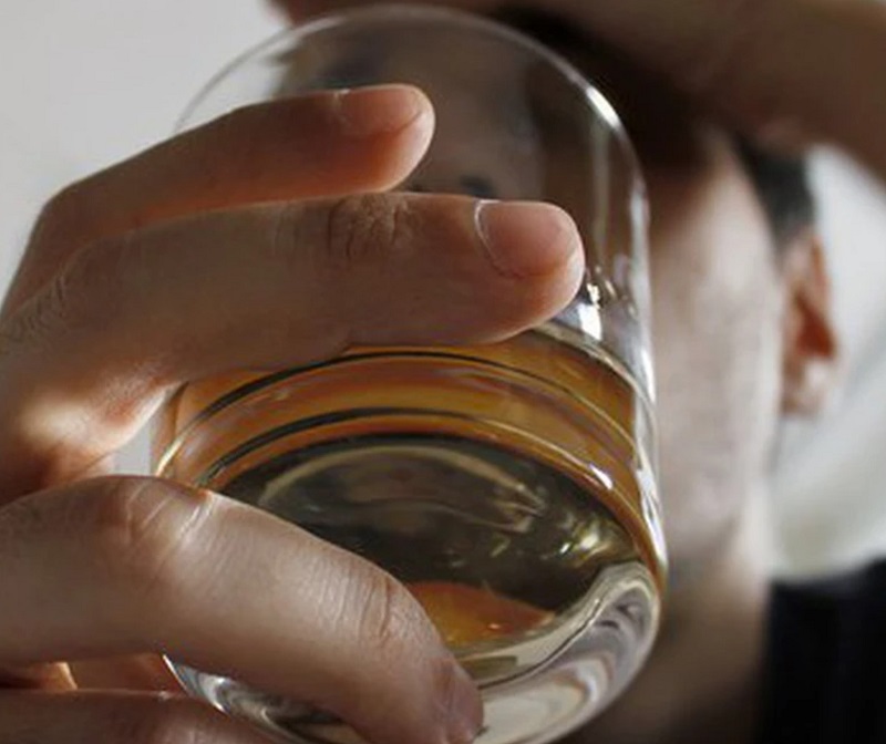 Tim đập nhanh sau khi uống bia rượu do đâu?