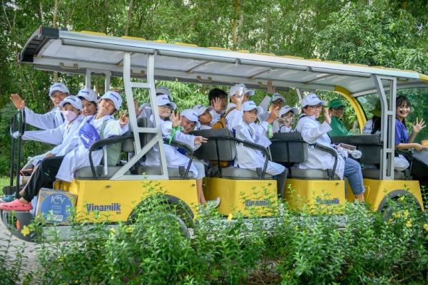 Trẻ em thích thú khám phá trang trại sinh thái, siêu nhà máy 'xanh' 