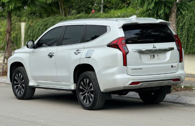 Lăn bánh 3 năm, SUV 7 chỗ Mitsubishi Pajero Sport rao bán với giá không ngờ