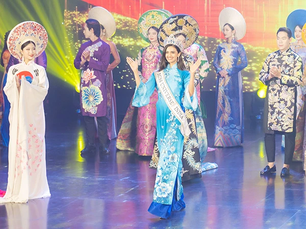 Hoa hậu Rhea Singha tham gia show trình diễn áo dài tại Đà Nẵng.