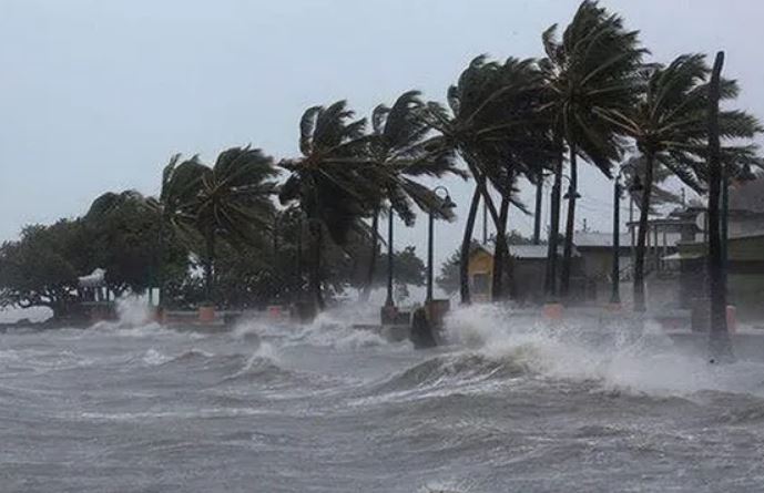 Bão Trami mạnh cấp 9 giật cấp 11, liên tục đổi hướng