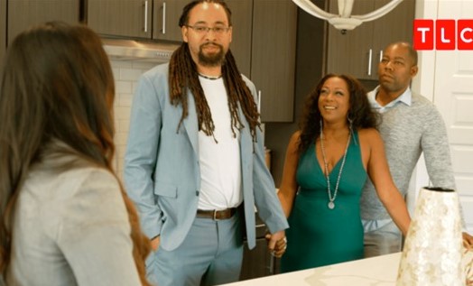 Người phụ nữ 48 tuổi chung sống hoà thuận với 3 người đàn ông, CĐM chê ‘khó thế mà cũng làm được’