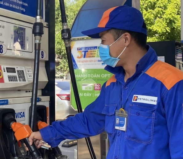 Giá xăng giảm 38 đồng/lít
