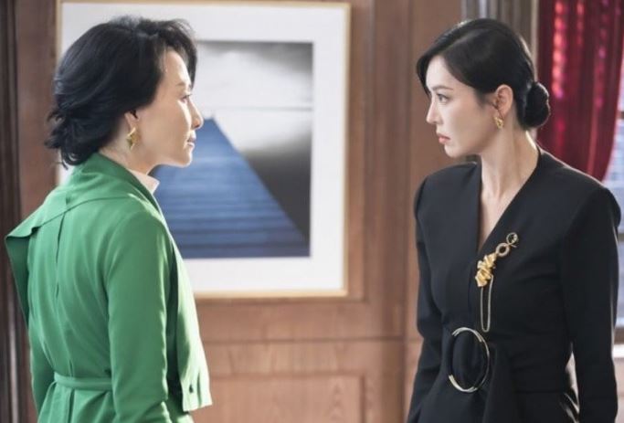 Mẹ chồng "hai mặt": Trước mặt con trai thương dâu hết lòng, sau lưng lại hành xử như người dưng