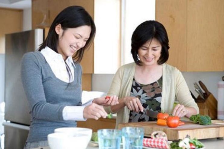 Ngày ra mắt đầy "sóng gió", tôi làm vỡ tan mâm bát, nấu canh mặn đắng nhưng mẹ chồng tương lai vẫn vội vàng đòi cưới: Lý do đằng sau khiến tôi "cười ra nước mắt"