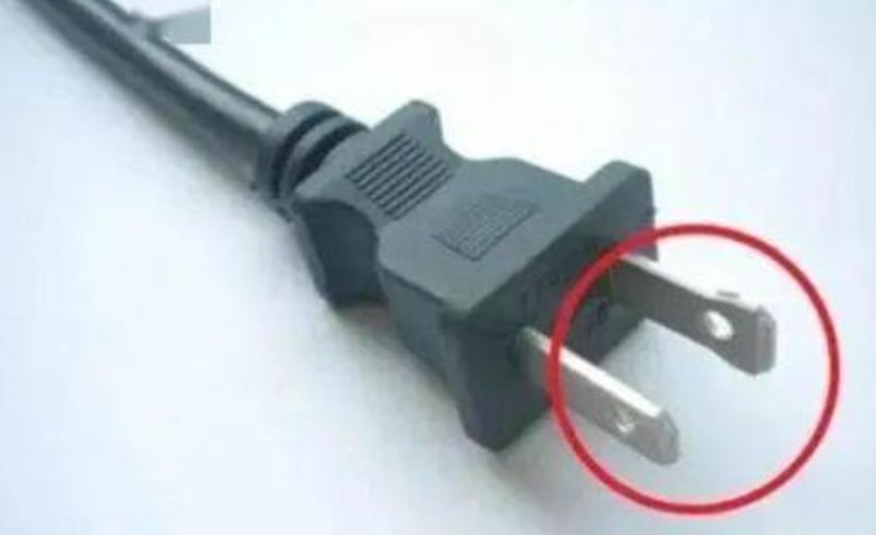 Bạn có biết lỗ tròn trên phích cắm dùng để làm gì không?