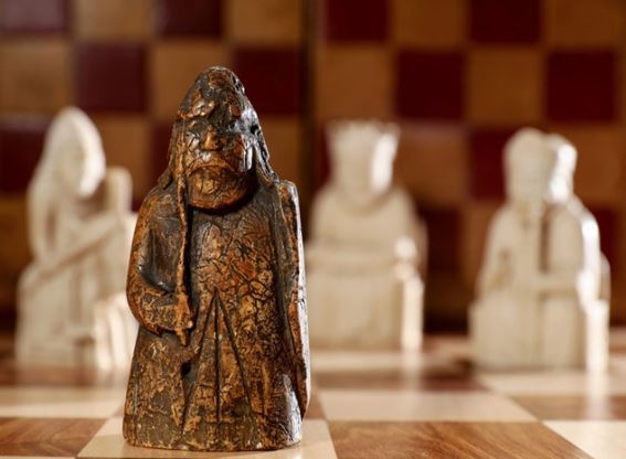 Bỏ tiền lẻ mua quân cờ làm bằng nanh hải mã, người đàn ông ‘trúng mánh’ 28 tỷ sau 50 năm