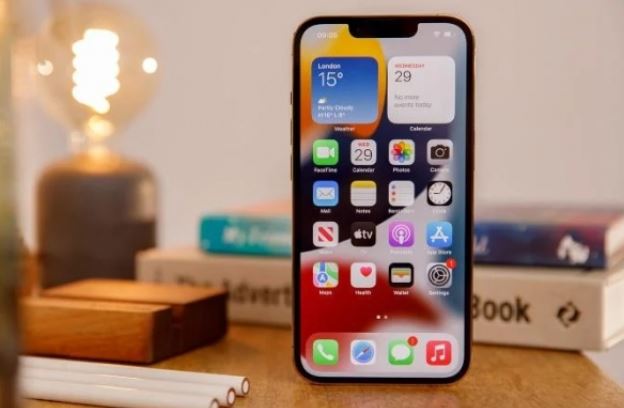 Đây là iPhone 3 mắt có màn 120Hz rẻ nhất Việt Nam, thua kém iPhone 16 Pro cực ít, màu vàng cực đẹp