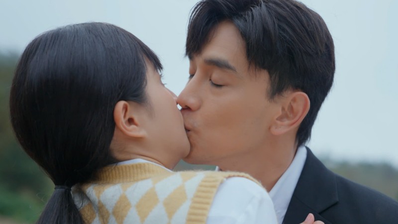 Thuận Nguyễn cướp nụ hôn đầu của Bích Ngọc trong "Hạnh phúc bị đánh cắp"