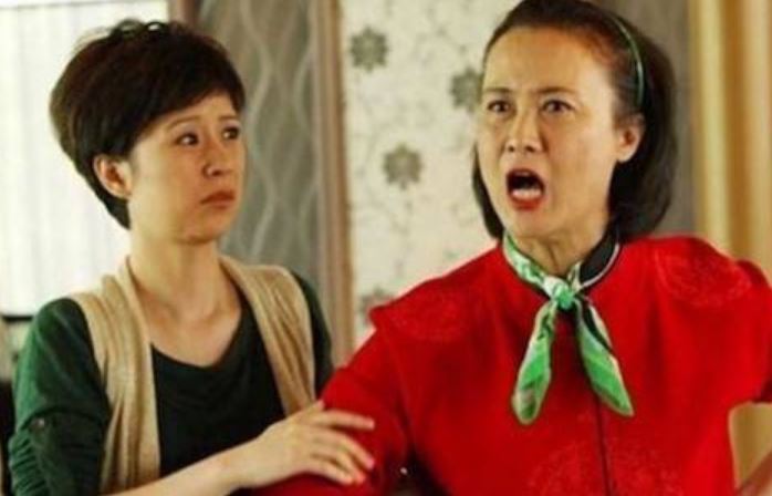 Con dâu xúc động trước hành động bất ngờ của chồng khi mẹ chồng ngăn cản anh rửa bát: “Đàn ông nhà này không cần làm việc bếp núc”