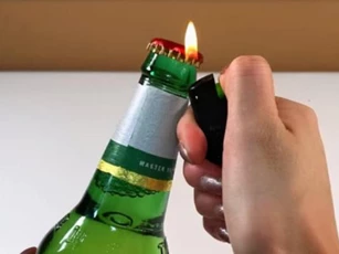 Chỉ cần nhắm vào điểm nhỏ này, mở nắp chai bia dễ dàng mà không cần dụng cụ khui