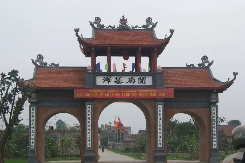 Cổng làng Mộ Trạch