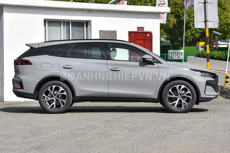 SUV lớn hơn Hyundai Santa Fe, công suất 421 mã lực, tiết kiệm xăng hơn xe máy, giá gần 600 triệu đồng