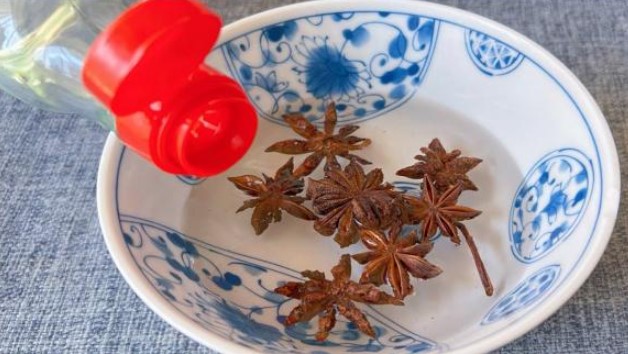 Đổ giấm trắng vào hoa hồi rồi ngâm để giải quyết vấn đề lớn của mỗi gia đình, bạn sẽ muốn học theo ngay lập tức