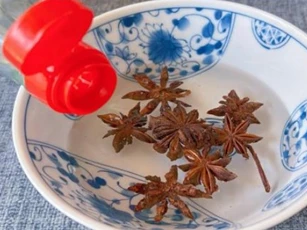 Đổ giấm trắng vào hoa hồi rồi ngâm để giải quyết vấn đề lớn của mỗi gia đình, bạn sẽ muốn học theo ngay lập tức