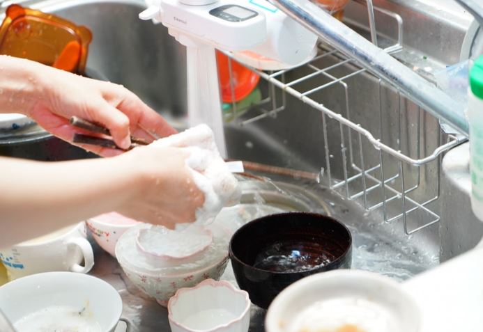 Hành động ai cũng thích khi rửa bát khiến vi khuẩn tăng hơn 480.000 lần, rửa kỹ cỡ nào cũng khó loại bỏ hết được