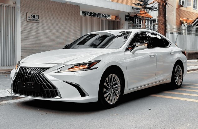 Sedan 7 chỗ hạng sang Lexus ES 250 giữ giá khó tin sau 2 năm lăn bánh