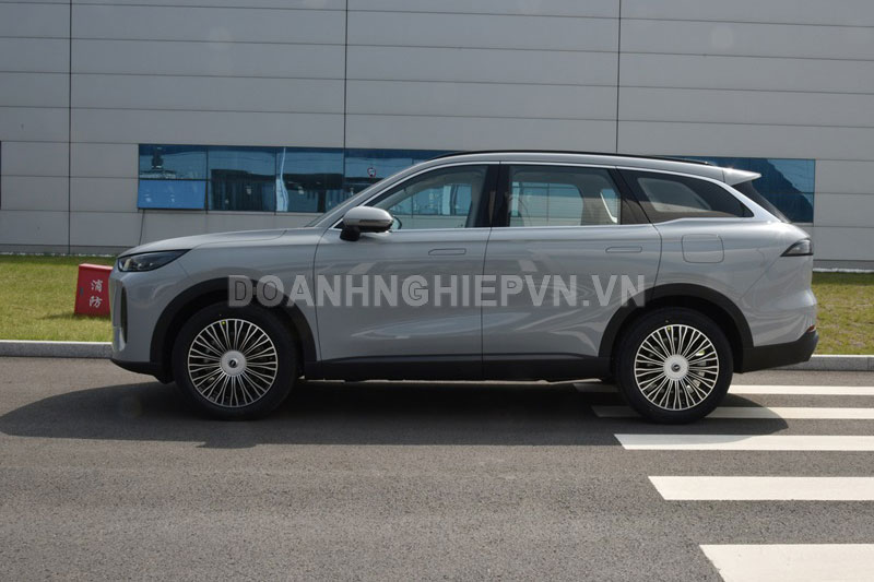 Xe gầm cao 7 chỗ công suất 355 mã lực, ‘uống’ 1,35 lít xăng/100 km, giá gần 430 triệu đồng