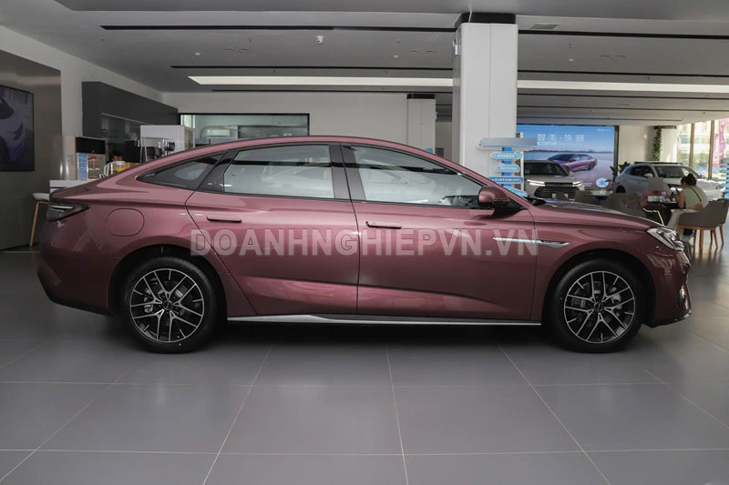 Xe sedan hơn Toyota Camry về mọi mặt, tiêu thụ 1,08 lít xăng/100 km, giá rẻ bất ngờ