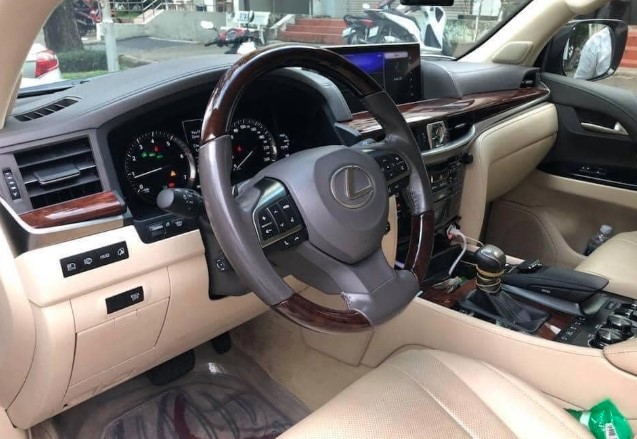 SUV hạng sang Lexus LX 570 nhập Mỹ bán lại với giá khó tin sau 8 năm sử dụng