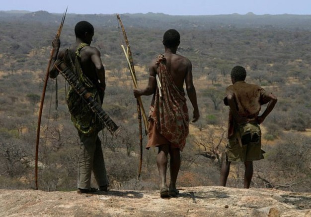 Bộ tộc duy nhất trên thế giới từ chối nền văn minh hiện đại, đánh lửa bằng đá như thời tiền sử