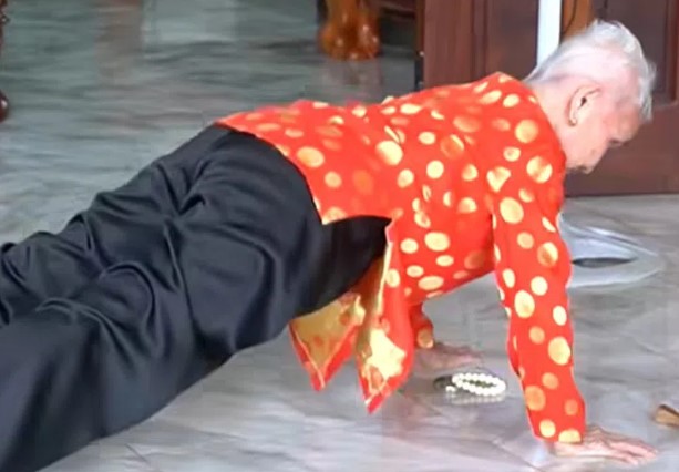 Cụ bà 102 tuổi vẫn hít đất đều đặn, tập thể dục 3 tiếng/ngày, dân mạng trầm trồ: “Đúng là độc nhất vô nhị”