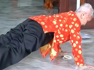 Cụ bà 102 tuổi vẫn hít đất đều đặn, tập thể dục 3 tiếng/ngày, dân mạng trầm trồ: “Đúng là độc nhất vô nhị”