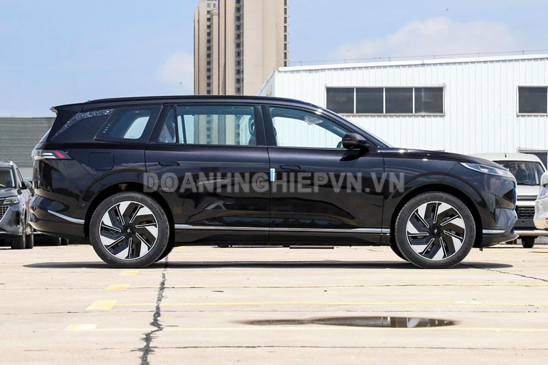 SUV dài hơn 5 mét, siêu tiết kiệm xăng, giá gần 660 triệu đồng