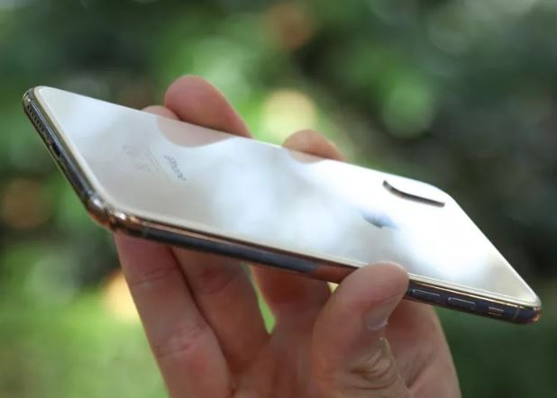 Đây là iPhone màu vàng Gold huyền thoại, camera kép cực ổn iPhone 16 chưa chắc đã sánh bằng