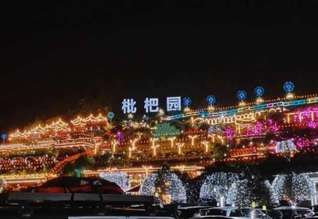 Bí mật về quán lẩu lớn nhất thế giới ở Trung Quốc, thực khách không dám đứng lên đi WC vì 1 lý do