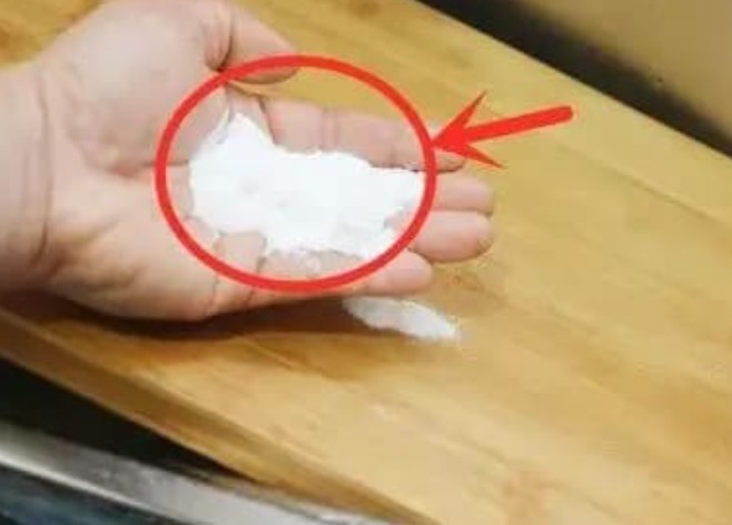 Thớt ở nhà bị đen và mốc, đừng dùng dao cạo xước nhé, đầu bếp sẽ dạy một mẹo là nó sẽ sạch như mới ngay lập tức