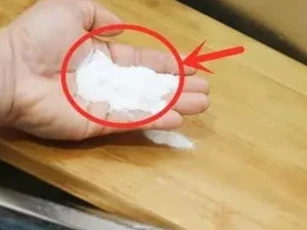 Thớt ở nhà bị đen và mốc, đừng dùng dao cạo xước nhé, đầu bếp sẽ dạy một mẹo là nó sẽ sạch như mới ngay lập tức