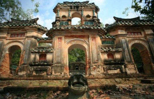 Cận cảnh lăng mộ cổ hoang phế trên một đỉnh đồi ở Bình Dương, khung cảnh như trong phim cổ trang