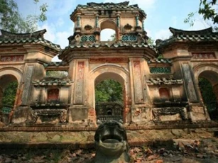 Cận cảnh lăng mộ cổ hoang phế trên một đỉnh đồi ở Bình Dương, khung cảnh như trong phim cổ trang
