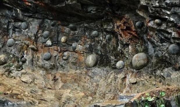 Kỳ lạ vách đá đẻ “trứng” hàng trăm năm bí ẩn ở Trung Quốc