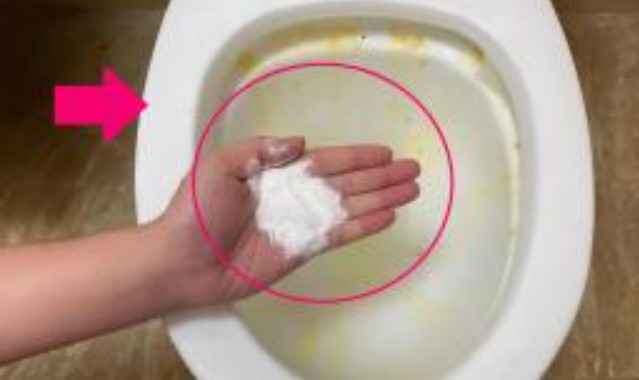 Rắc một nắm vào bồn cầu, vết ố vàng dù bẩn dày đến đâu, chỉ cần xả nước xong là sạch bong