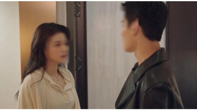 Đến nhà chồng cũ, tôi ngạc nhiên khi anh đón tiếp tôi nồng nhiệt như 7 năm về trước, đặc biệt tấm ảnh trong phòng khách khiến tôi thất thần