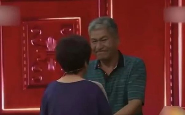 Nh&#x1EDB; th&#x1B0;&#x1A1;ng t&#xEC;nh &#x111;&#x1EA7;u h&#x1A1;n 44 n&#x103;m, v&#x1EE3; 62 tu&#x1ED5;i &#x111;&#x1B0;&#x1EE3;c ch&#x1ED3;ng &#x1EE7;ng h&#x1ED9; cho &#x111;i g&#x1EB7;p t&#xEC;nh c&#x169;: C&#xE1;i k&#x1EBF;t g&#xE2;y ng&#x1EE1; ng&#xE0;ng