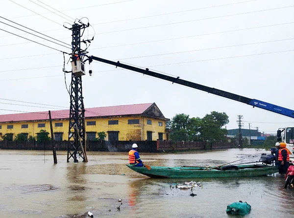 Các đơn vị thuộc EVNCPC khẩn trương kiểm tra an toàn để khôi phục cấp điện cho khách hàng bị ảnh hưởng bão Trà Mi.