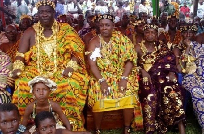 Bộ tộc giàu nhất châu Phi: Sống xa hoa không kém gì đại gia Dubai, đến đôi dép lê cũng được đính vàng